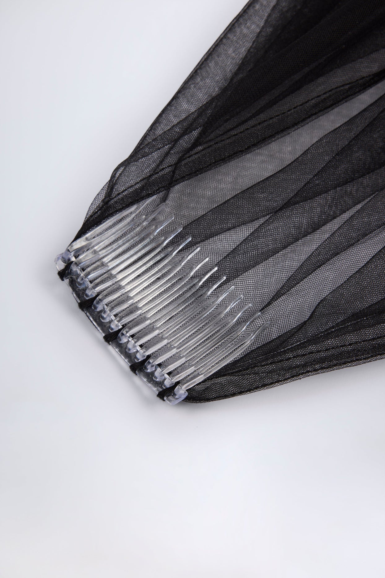 Lace-Trim Veil in Black