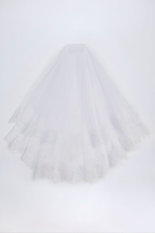 حجاب مزين بالدانتيل باللون الأبيض