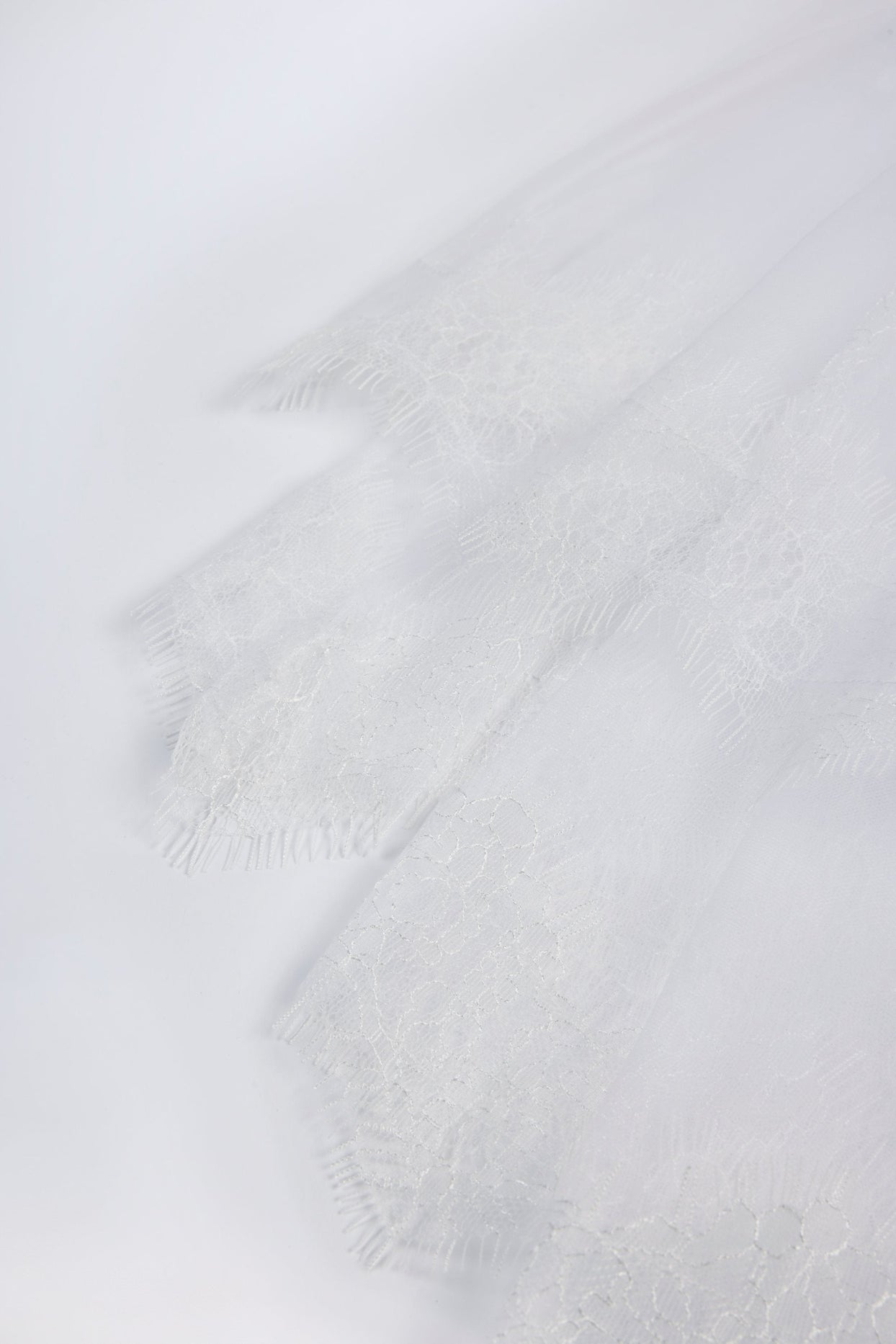 حجاب مزين بالدانتيل باللون الأبيض