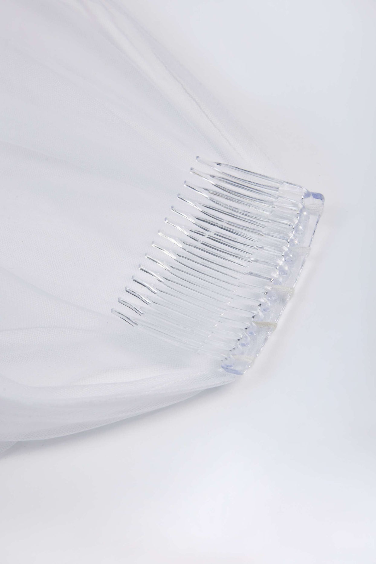 حجاب مزين بالدانتيل باللون الأبيض