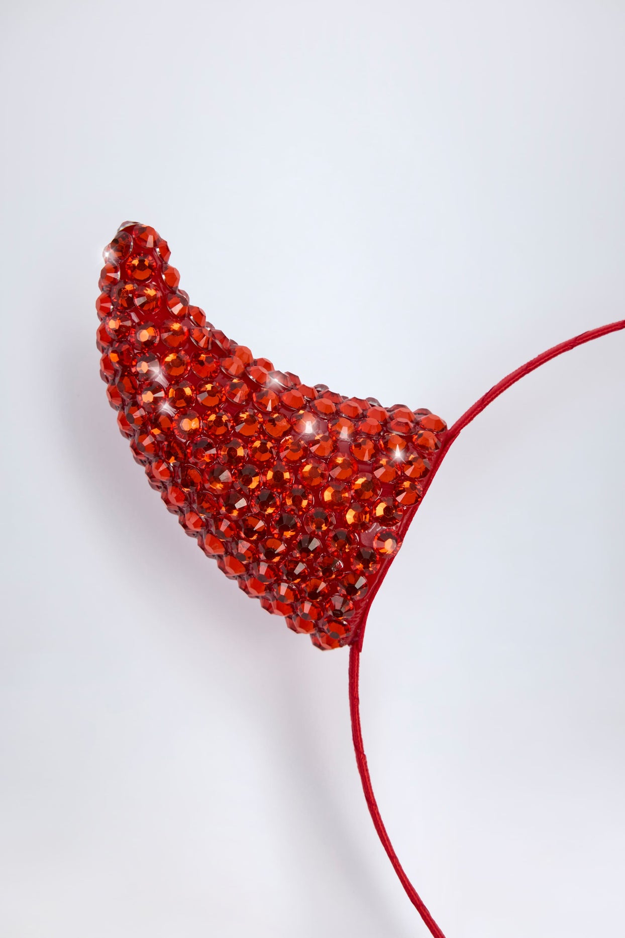 عصابة رأس بقرون الشيطان باللون الأحمر الناري