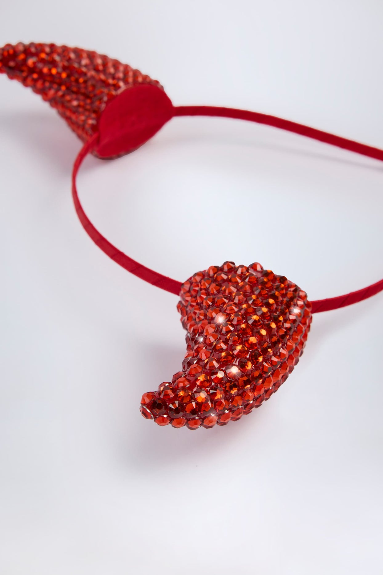 عصابة رأس بقرون الشيطان باللون الأحمر الناري