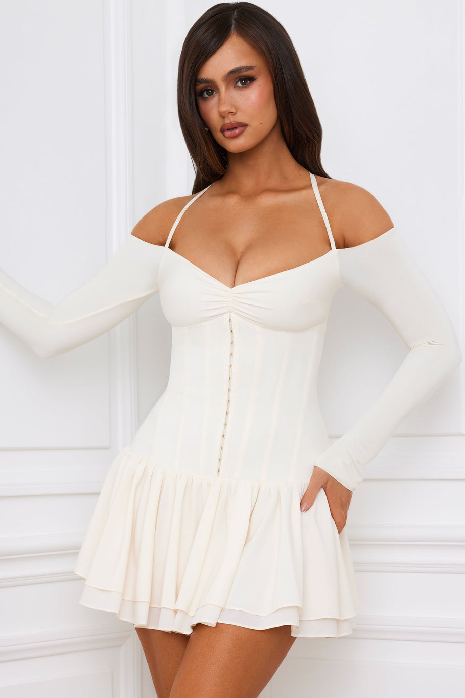 فستان كورسيه قصير مكشوف الكتفين باللون العاجي