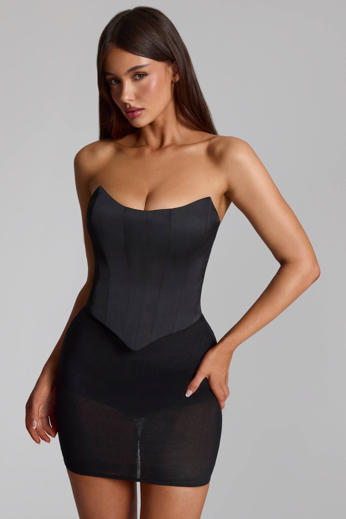 ⁣⁢توب كورسيه برباط من الساتان بلون أسود⁤⁣