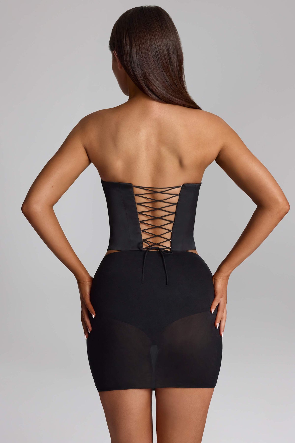 ⁣⁢توب كورسيه برباط من الساتان بلون أسود⁤⁣