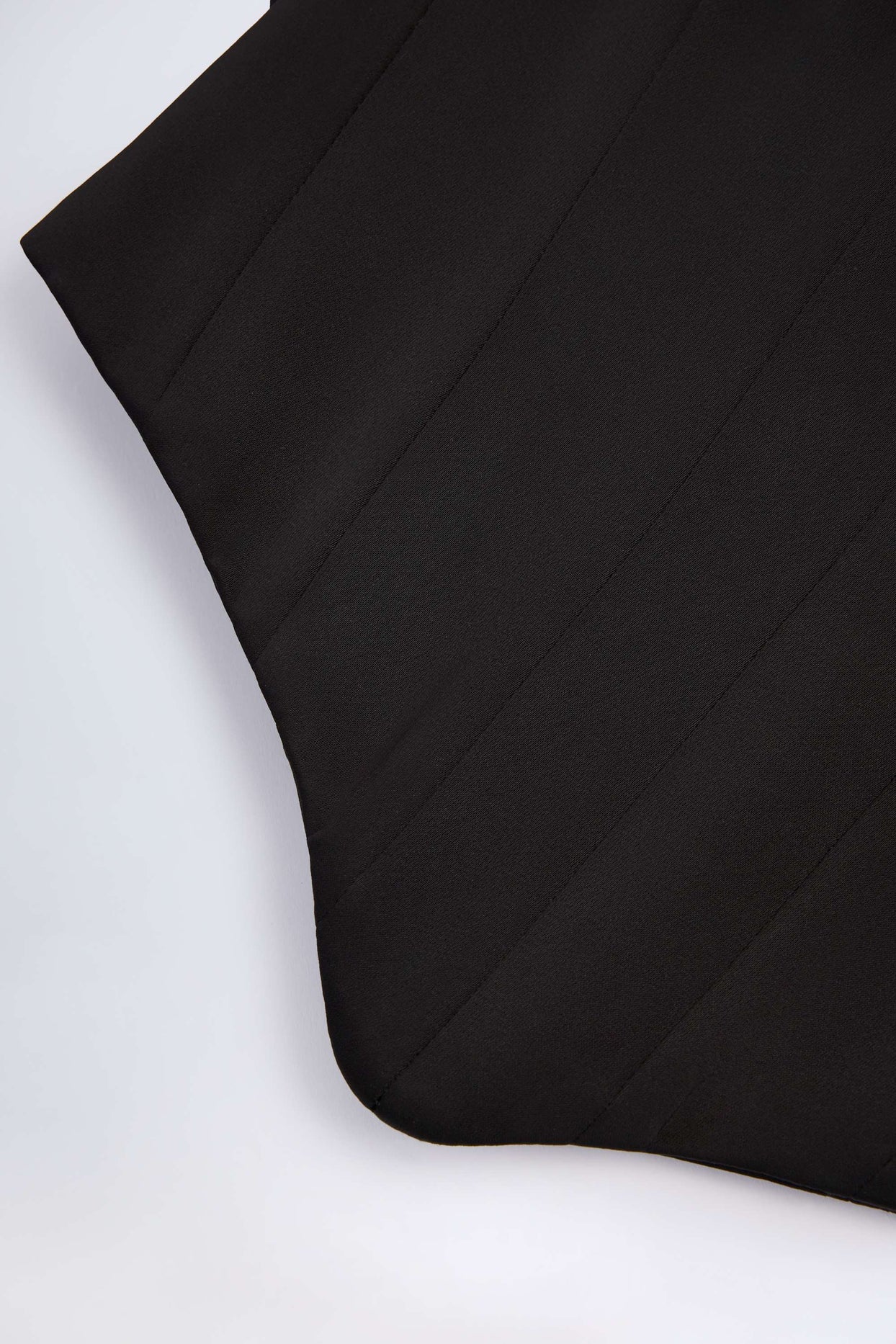 بلوزة كورسيه منحنية برباط باللون الأسود