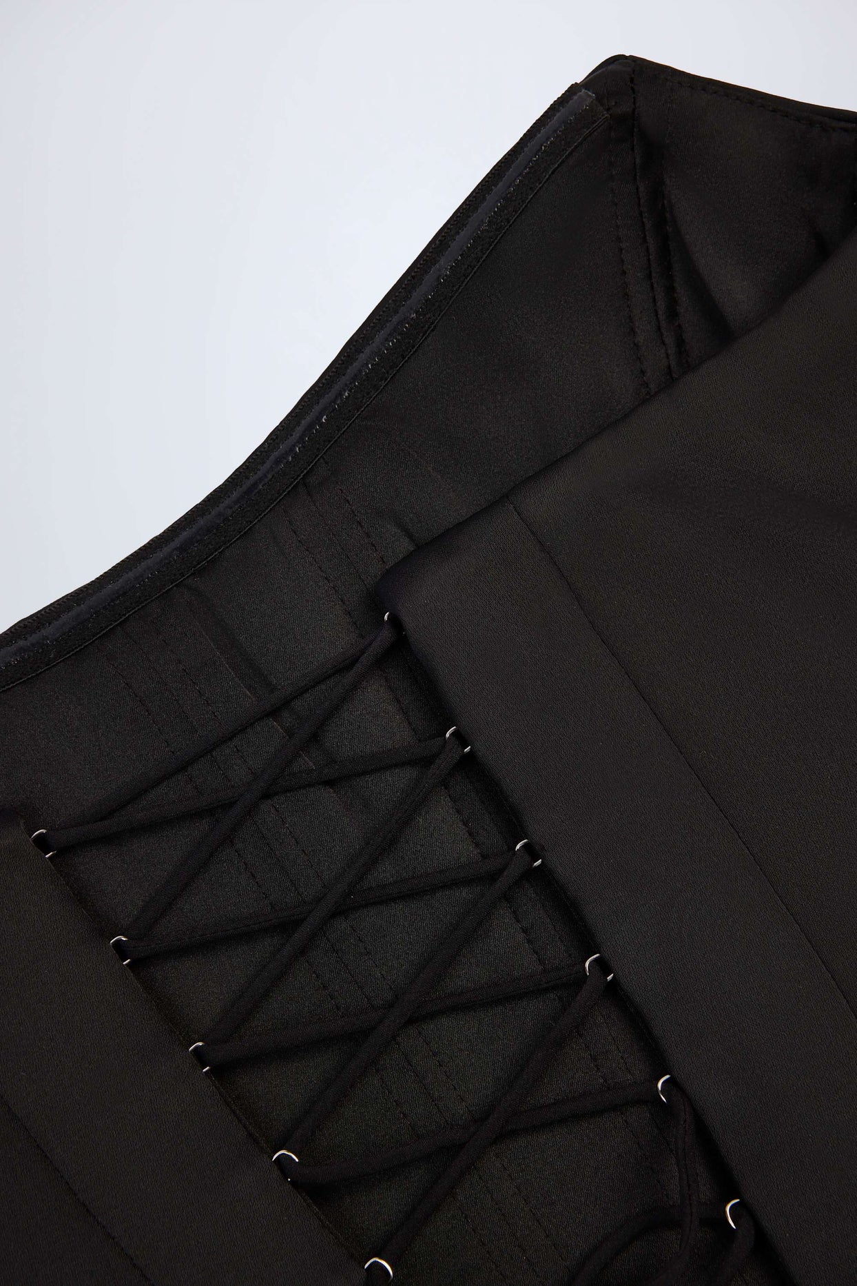 بلوزة كورسيه منحنية برباط باللون الأسود