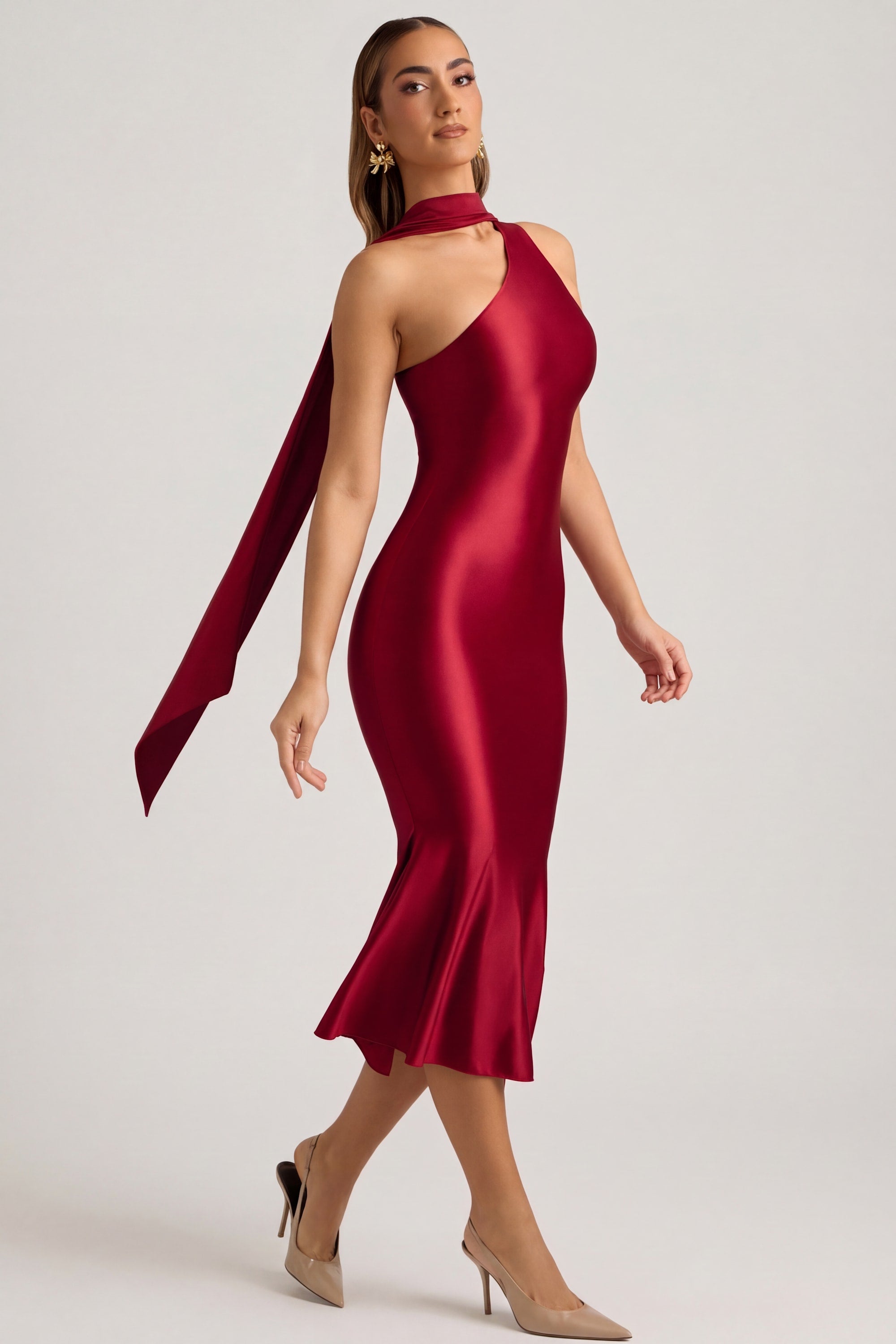 فستان ميداكسي غير متماثل بتفصيلة وشاح باللون الأحمر الحقيقي