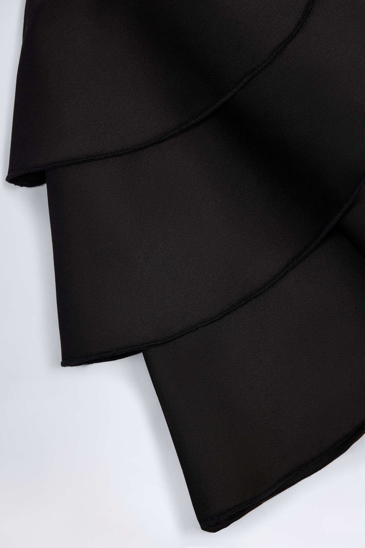 بدلة كورسيه مكشكشة برباط باللون الأسود