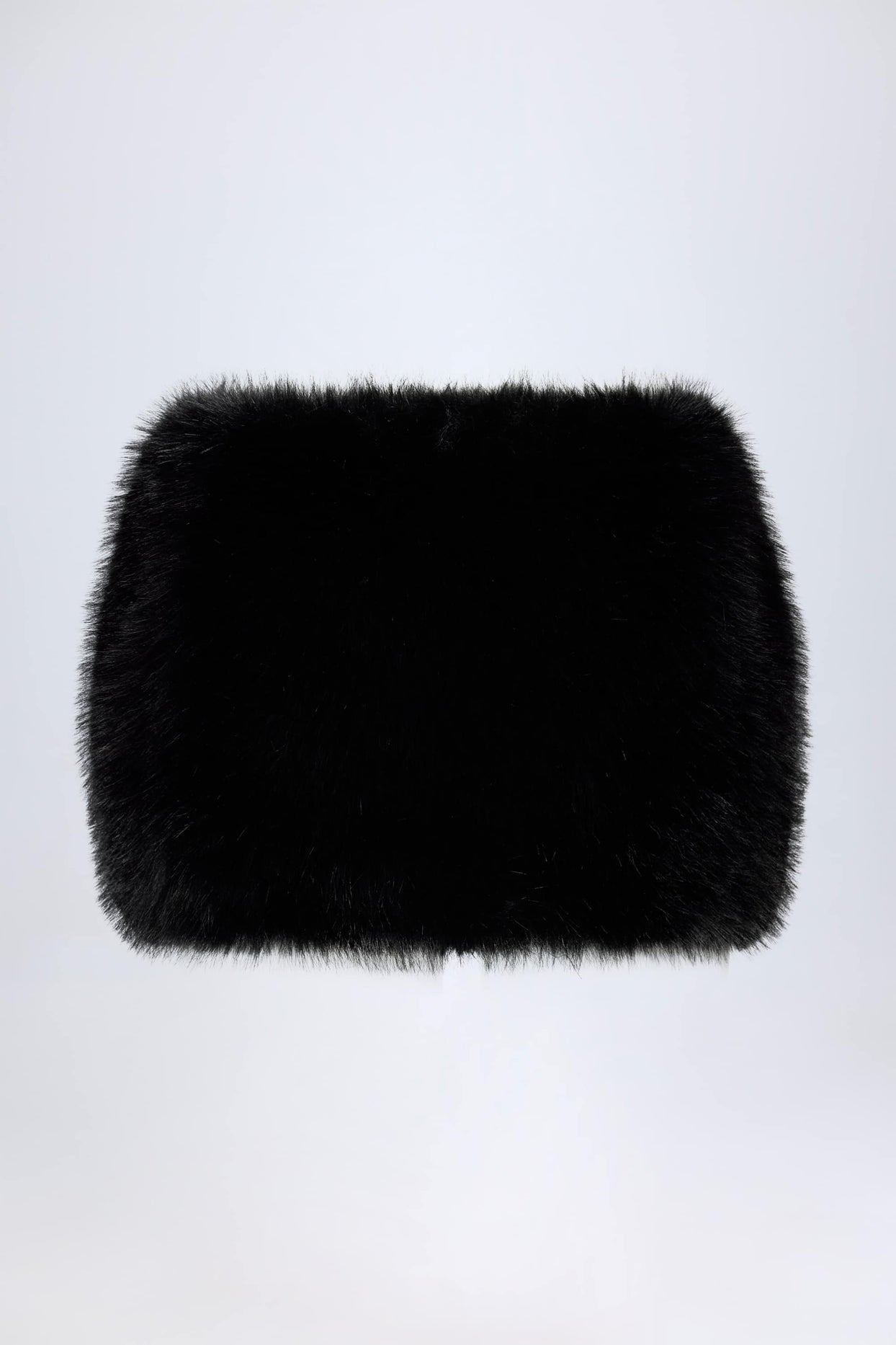 تنورة قصيرة من الفرو الصناعي بتفاصيل مشبك باللون الأسود