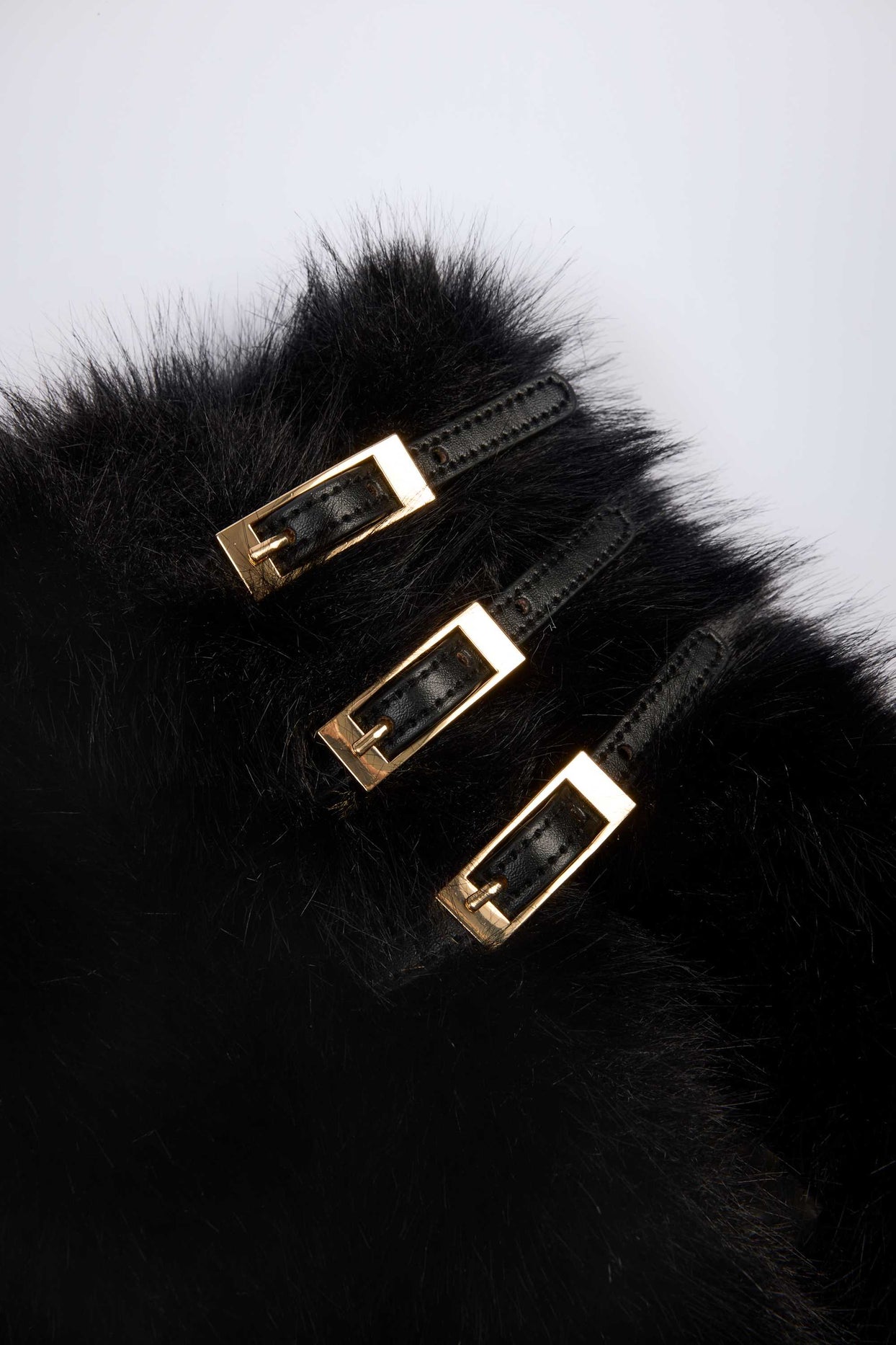 تنورة قصيرة من الفرو الصناعي بتفاصيل مشبك باللون الأسود