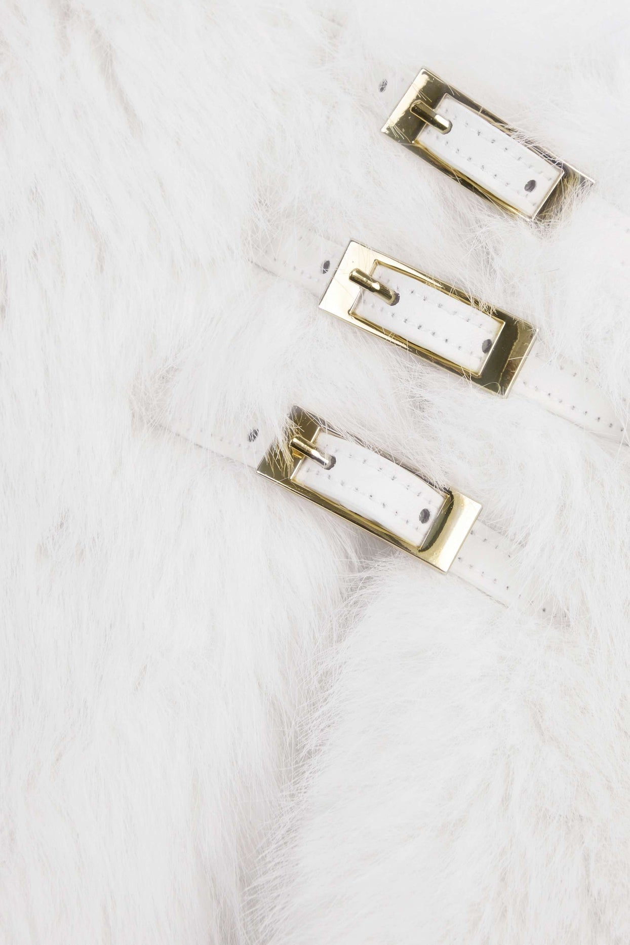 تنورة قصيرة من الفرو الصناعي مع مشبك باللون الأبيض