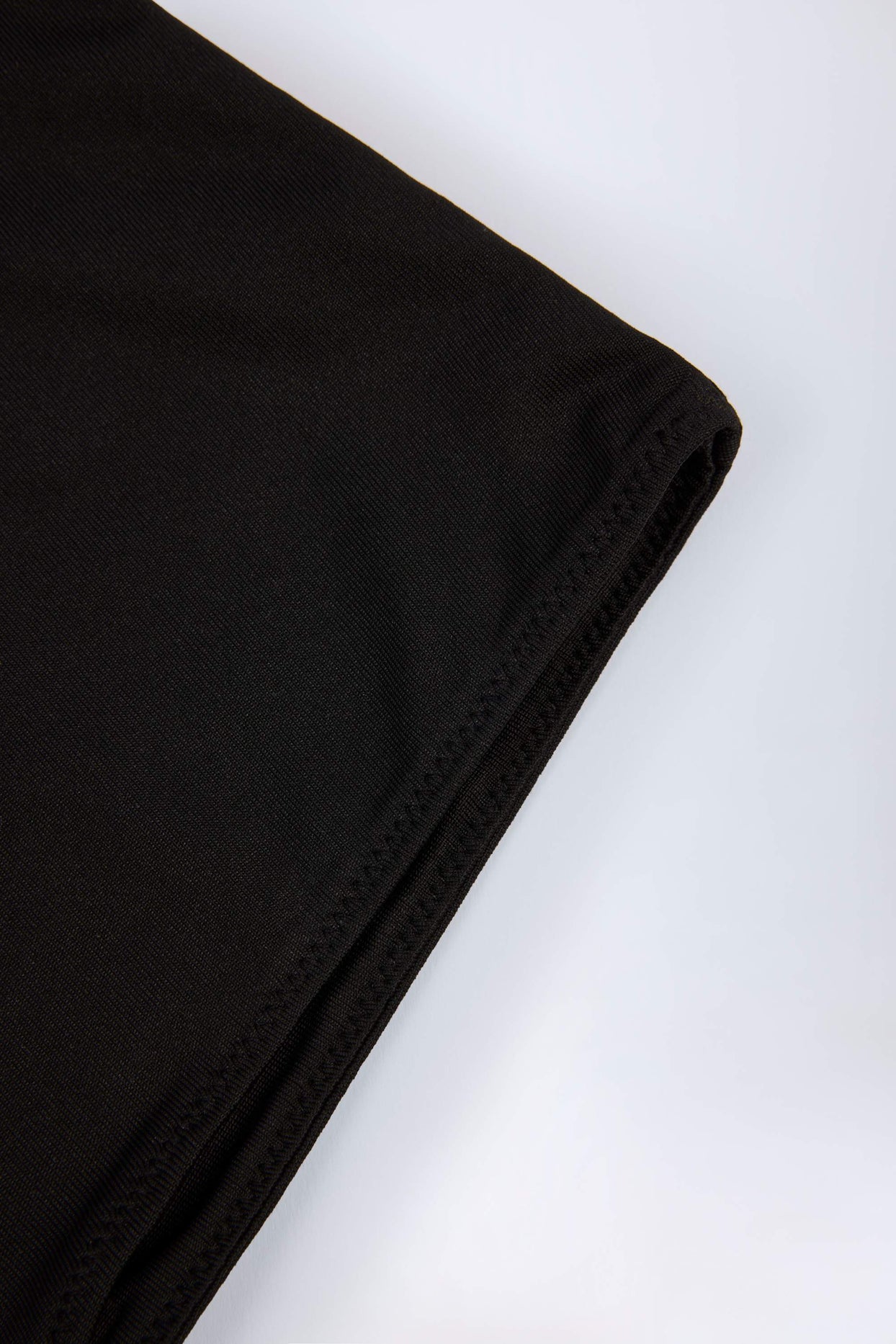 بنطلون جيرسي قصير ضيق باللون الأسود