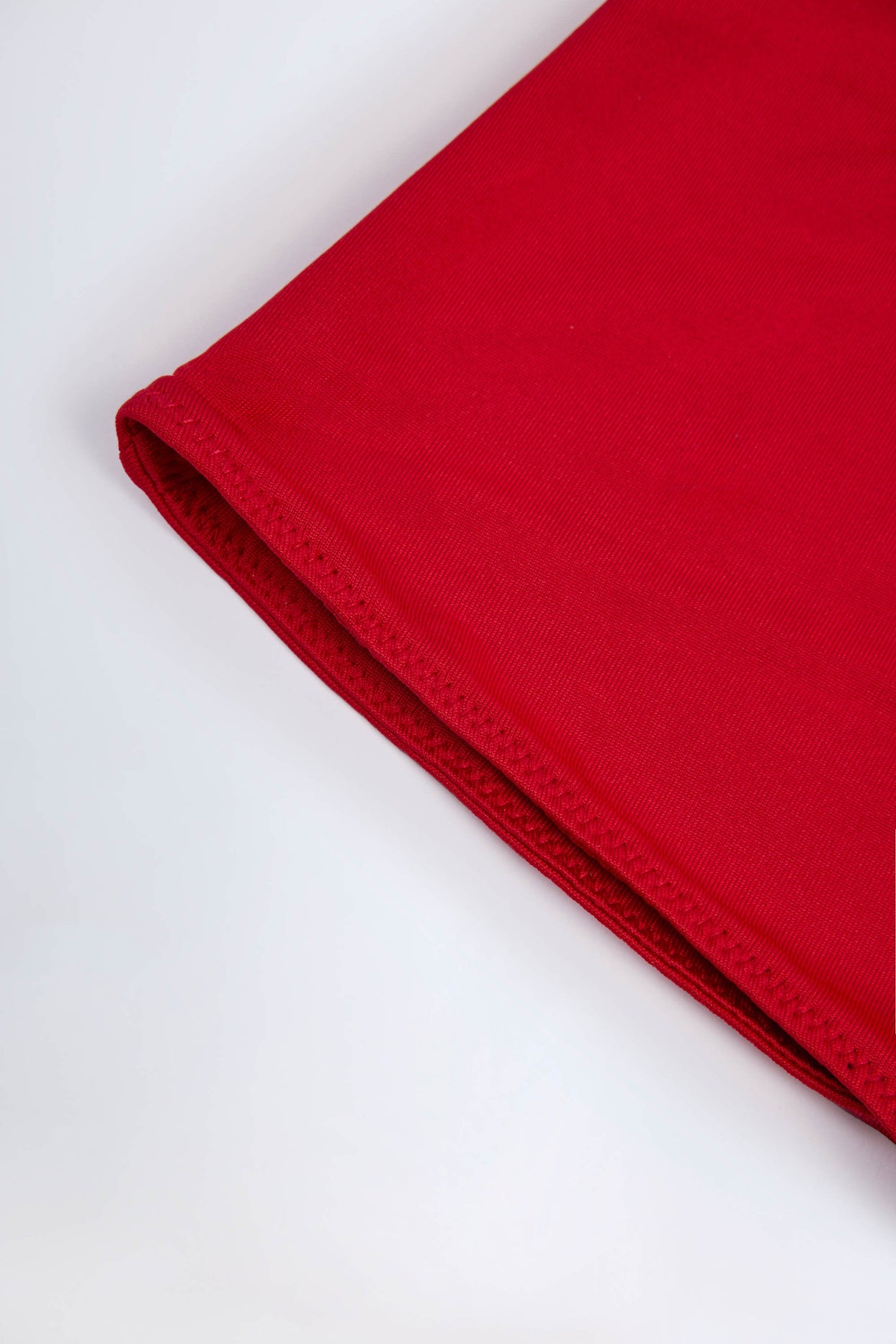 بنطال قصير ضيق من الجيرسي باللون الأحمر الناري