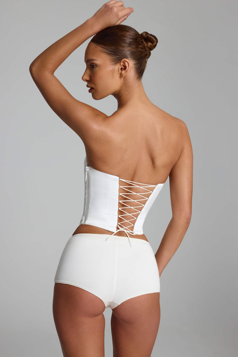 بنطال قصير ضيق من الجيرسي باللون الأبيض