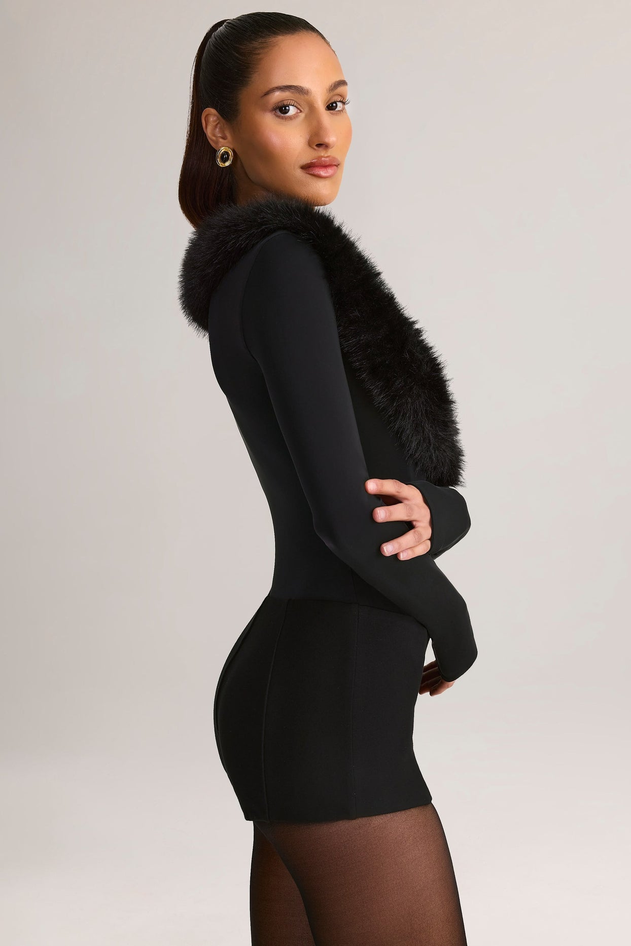 بدلة مزينة بالفرو الصناعي باللون الأسود