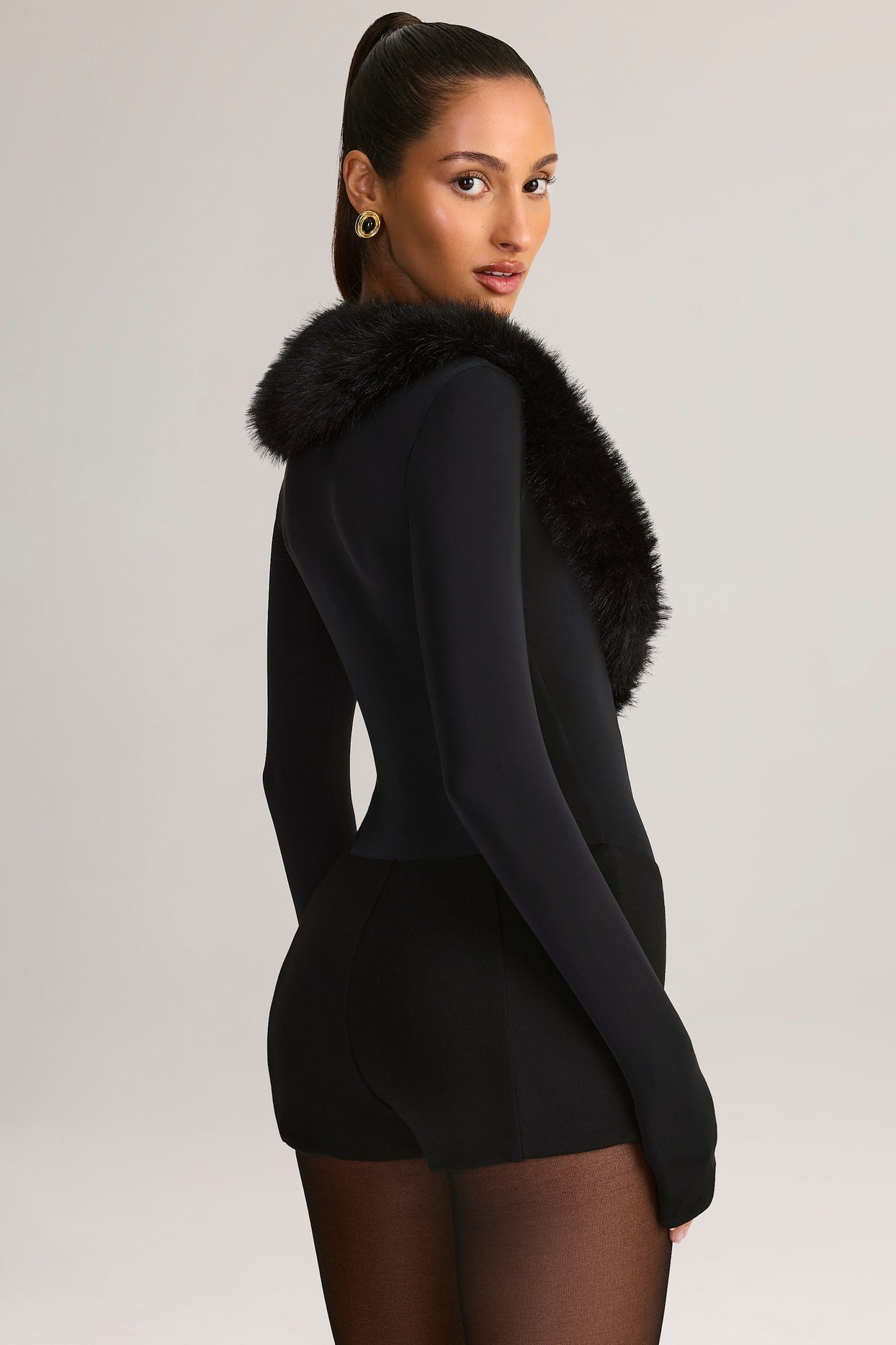 بدلة مزينة بالفرو الصناعي باللون الأسود