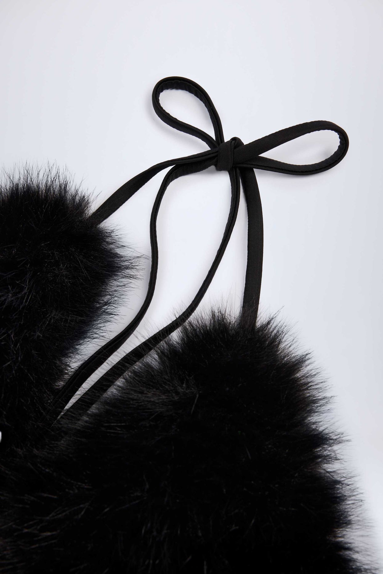 حمالة صدر مثلثة من الفرو الصناعي باللون الأسود