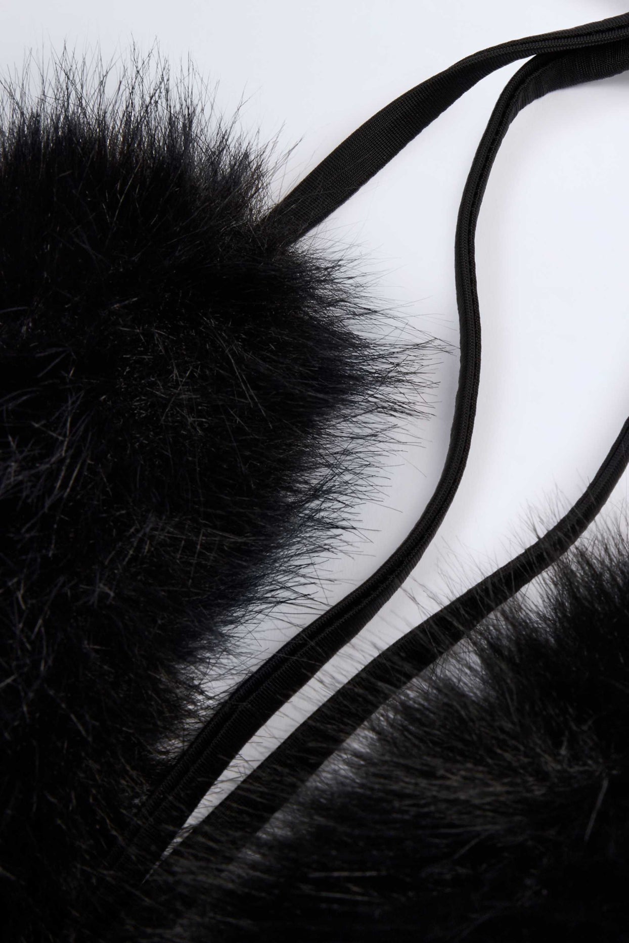 حمالة صدر مثلثة من الفرو الصناعي باللون الأسود