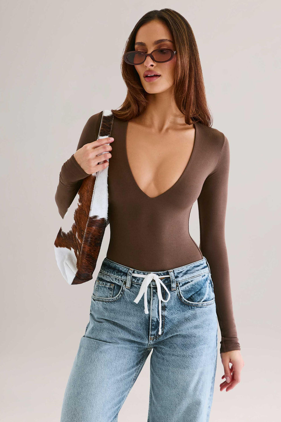 بدلة جسم مودال بأكمام طويلة وفتحة رقبة عميقة باللون البني الشوكولاتي