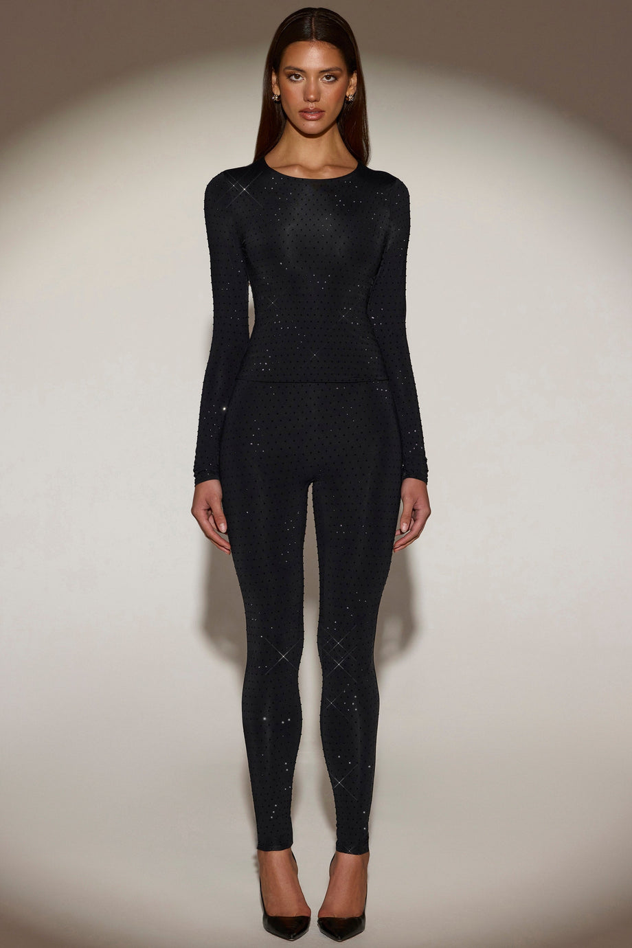 بلوزة مزينة بأكمام طويلة باللون الأسود