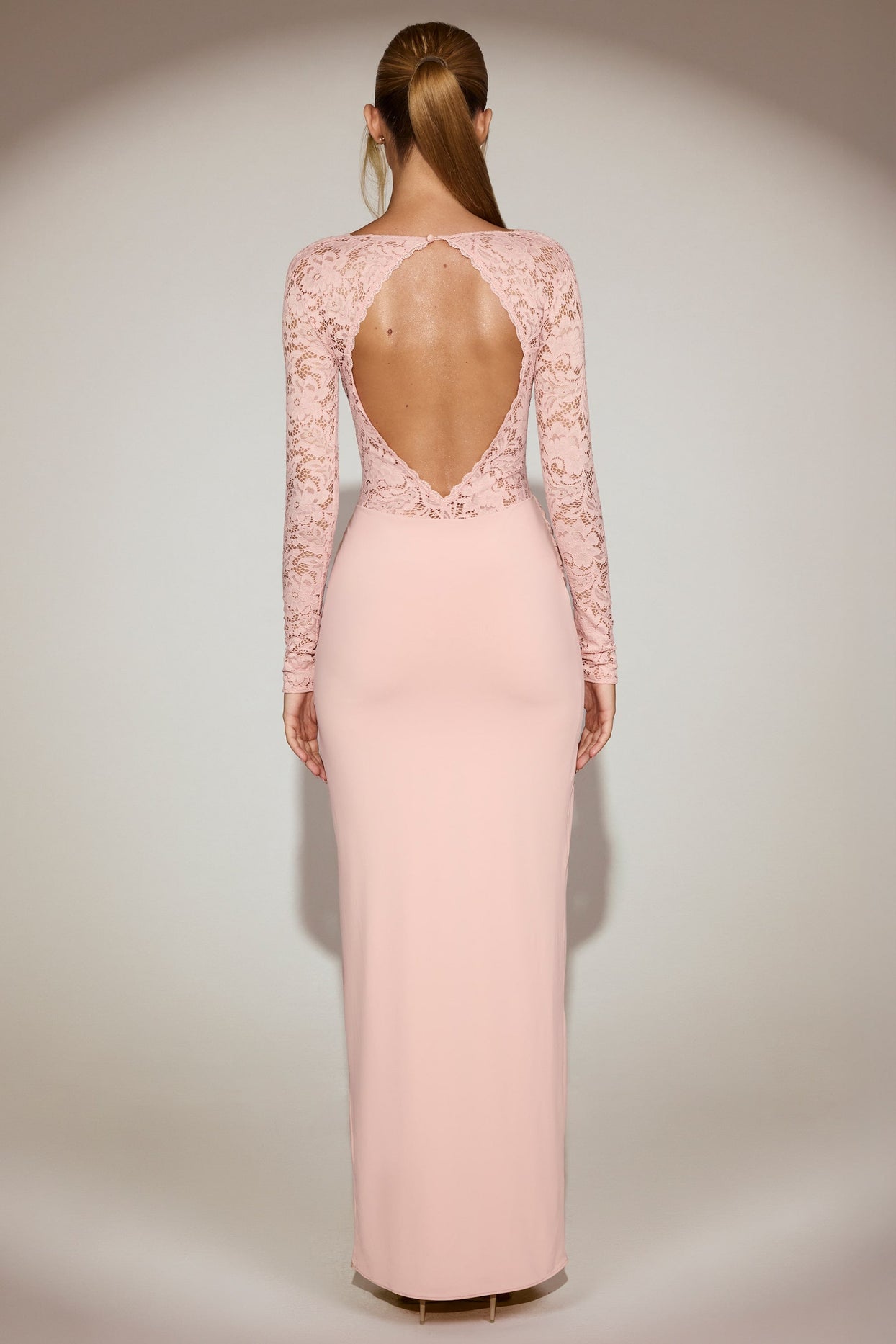 فستان ماكسي من الدانتيل بفتحة رقبة منخفضة باللون الوردي