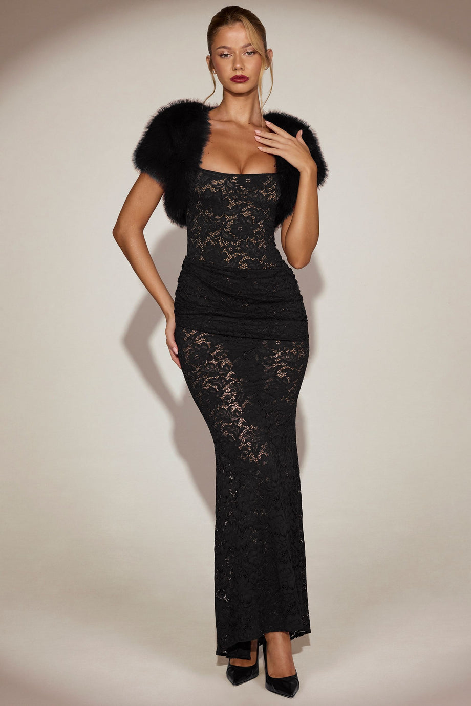 بوليرو قصير الأكمام من الفرو الصناعي باللون الأسود