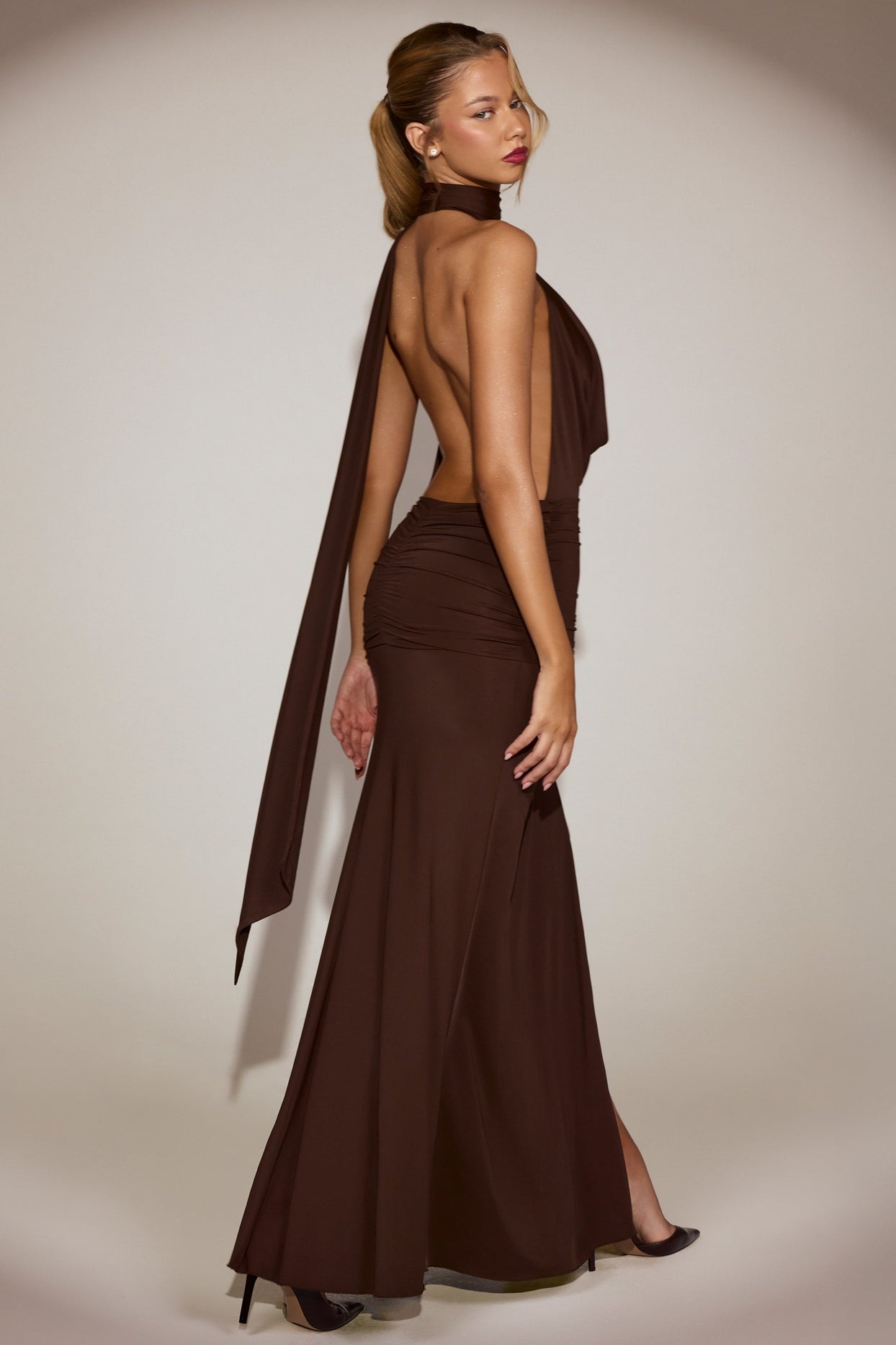 فستان ماكسي بياقة دائرية وتفاصيل وشاح باللون البني