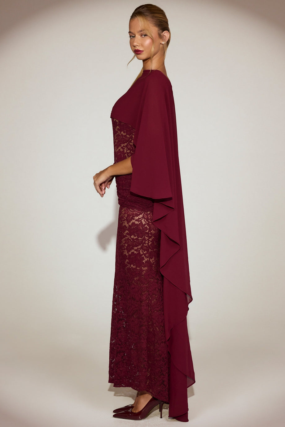 عباءة شيفون منسدلة باللون النبيذي