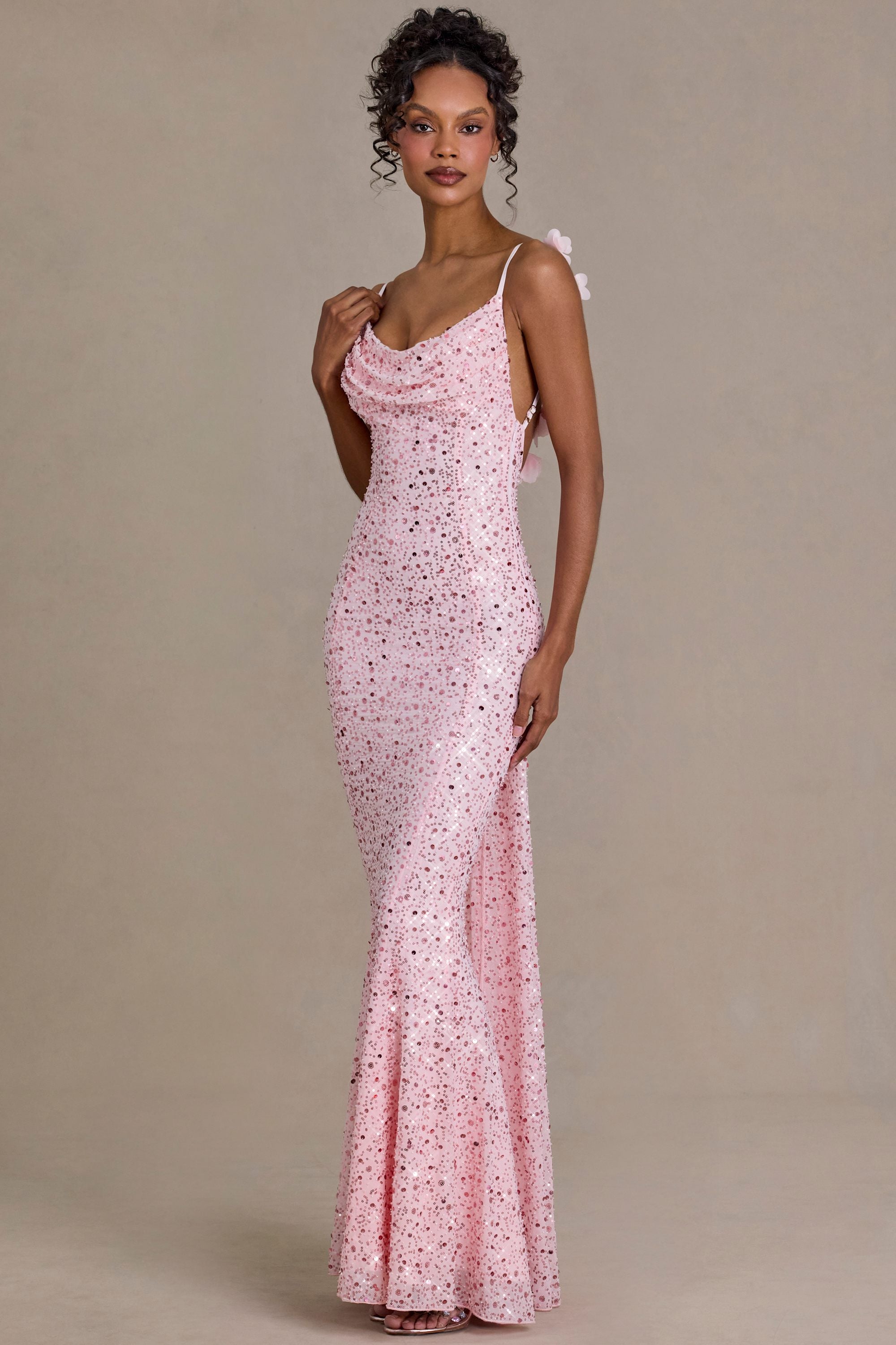 فستان ماكسي فاخر مزين بتطريزات، مفتوح الظهر، باللون الوردي الفاتح