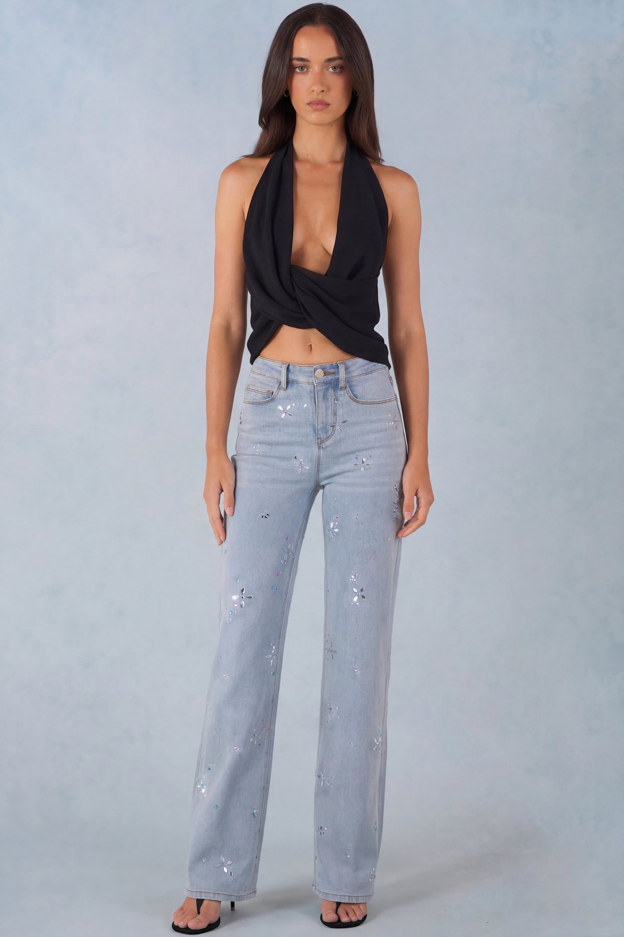 بنطلون جينز متوسط ​​الارتفاع بقصة مستقيمة من قماش الدنيم الفاتح