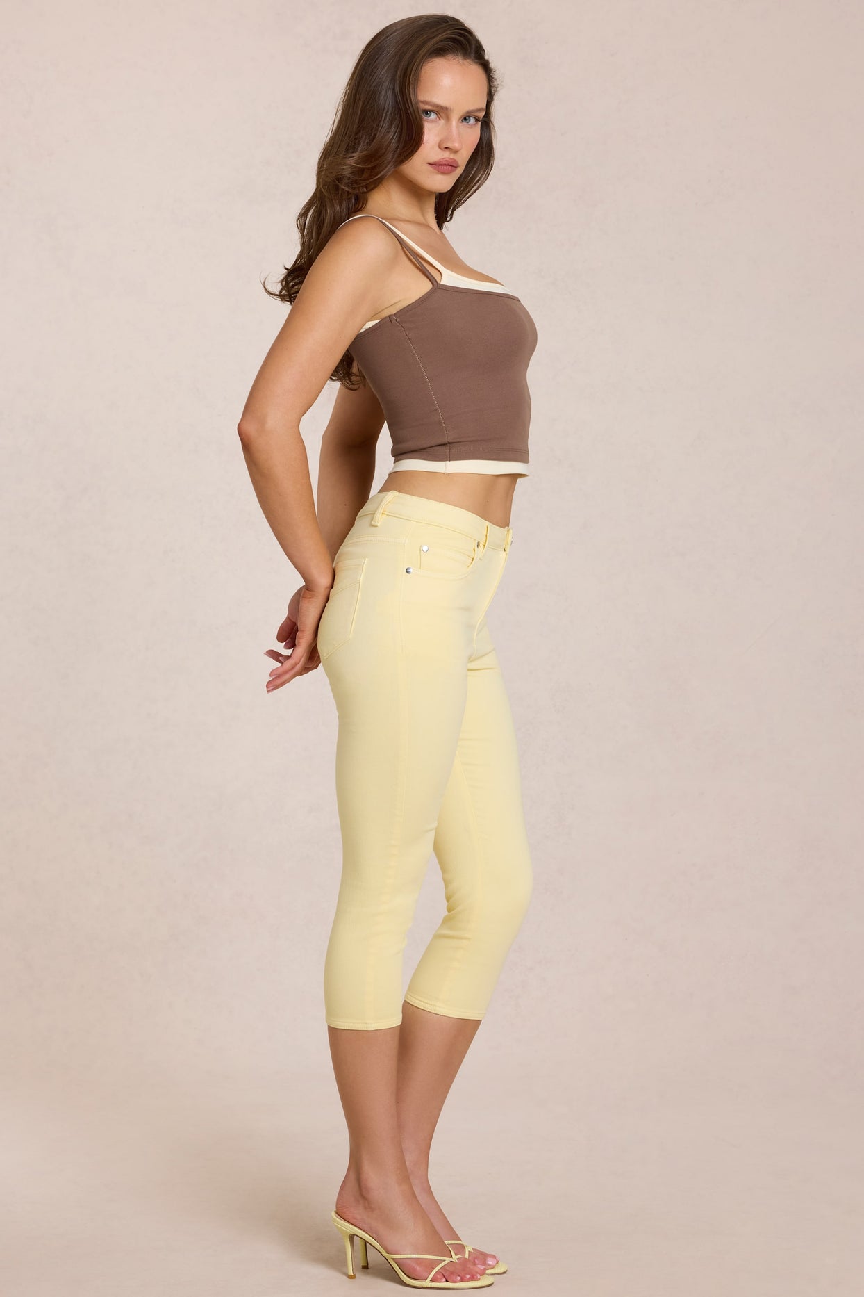Mid-Rise Capri Jeans in Lemon Yellow - 4