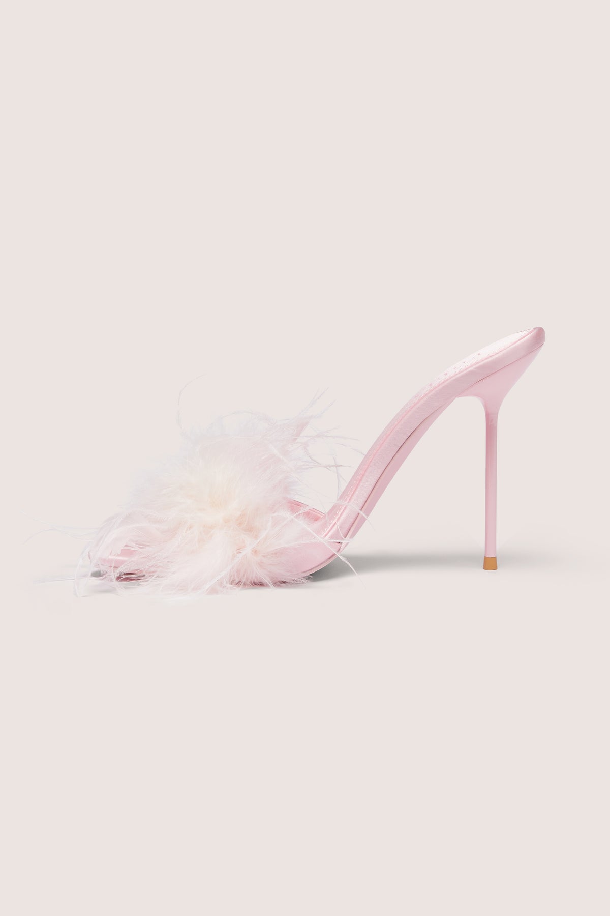 ⁣⁢حذاء مول بكعب من الساتان مزين بالريش بلون Blossom Pink⁤⁣