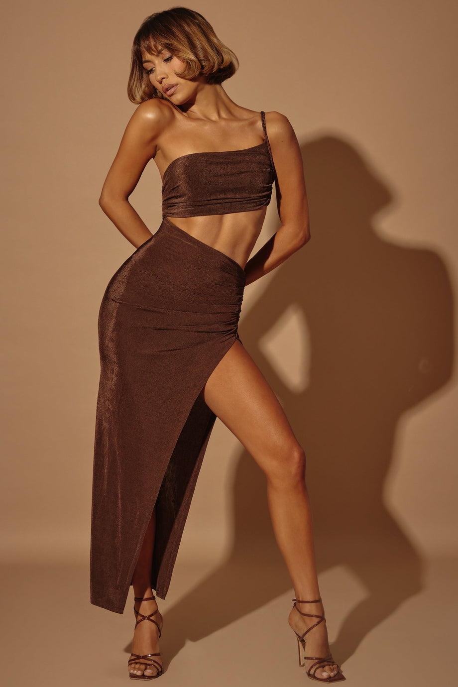 فستان ماكسي بقصة كتف واحد باللون البني