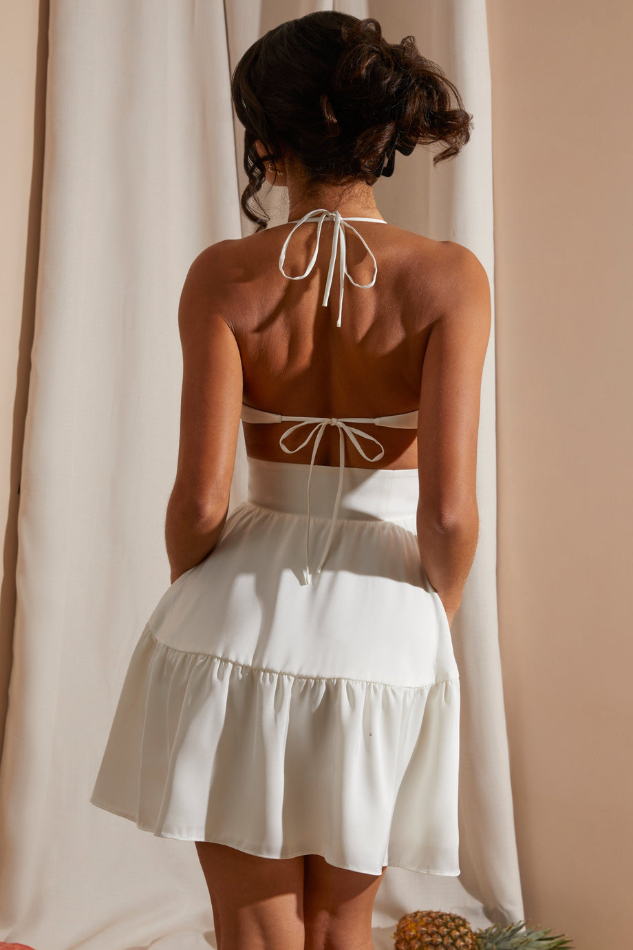 فستان قصير هالتر بفتحة باللون الأبيض