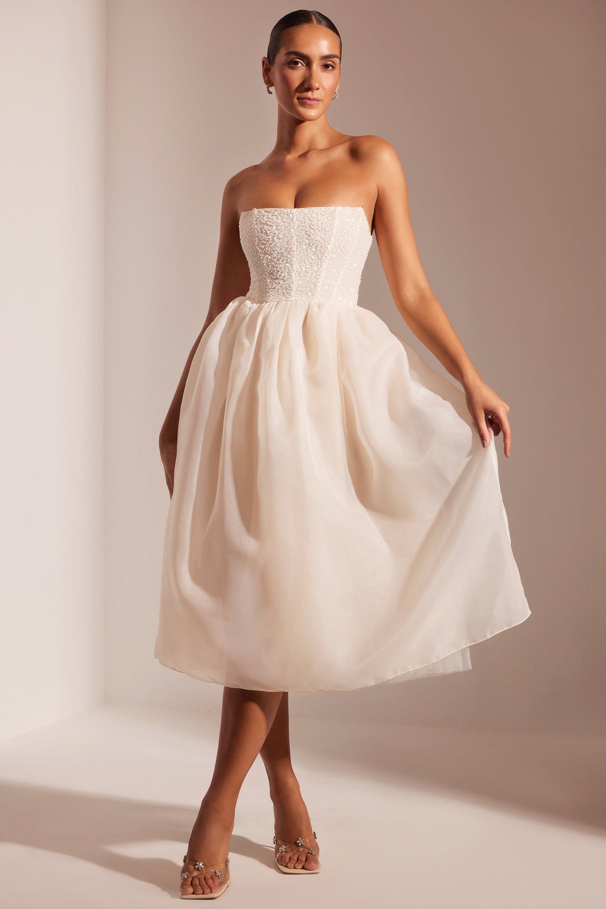 فستان ميدي تول مزخرف بتصميم كورسيه باللون الكريمي