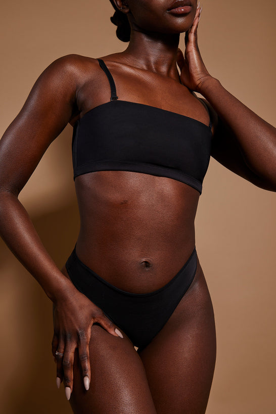 شورت شبكي ناعم باللون الأسود