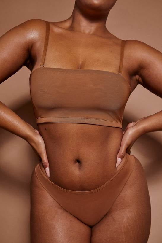 صدرية شبكية ناعمة بلا حمالات بلون اللوز