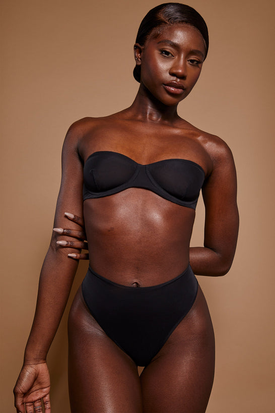 سروال شبكي عالي الخصر باللون الأسود