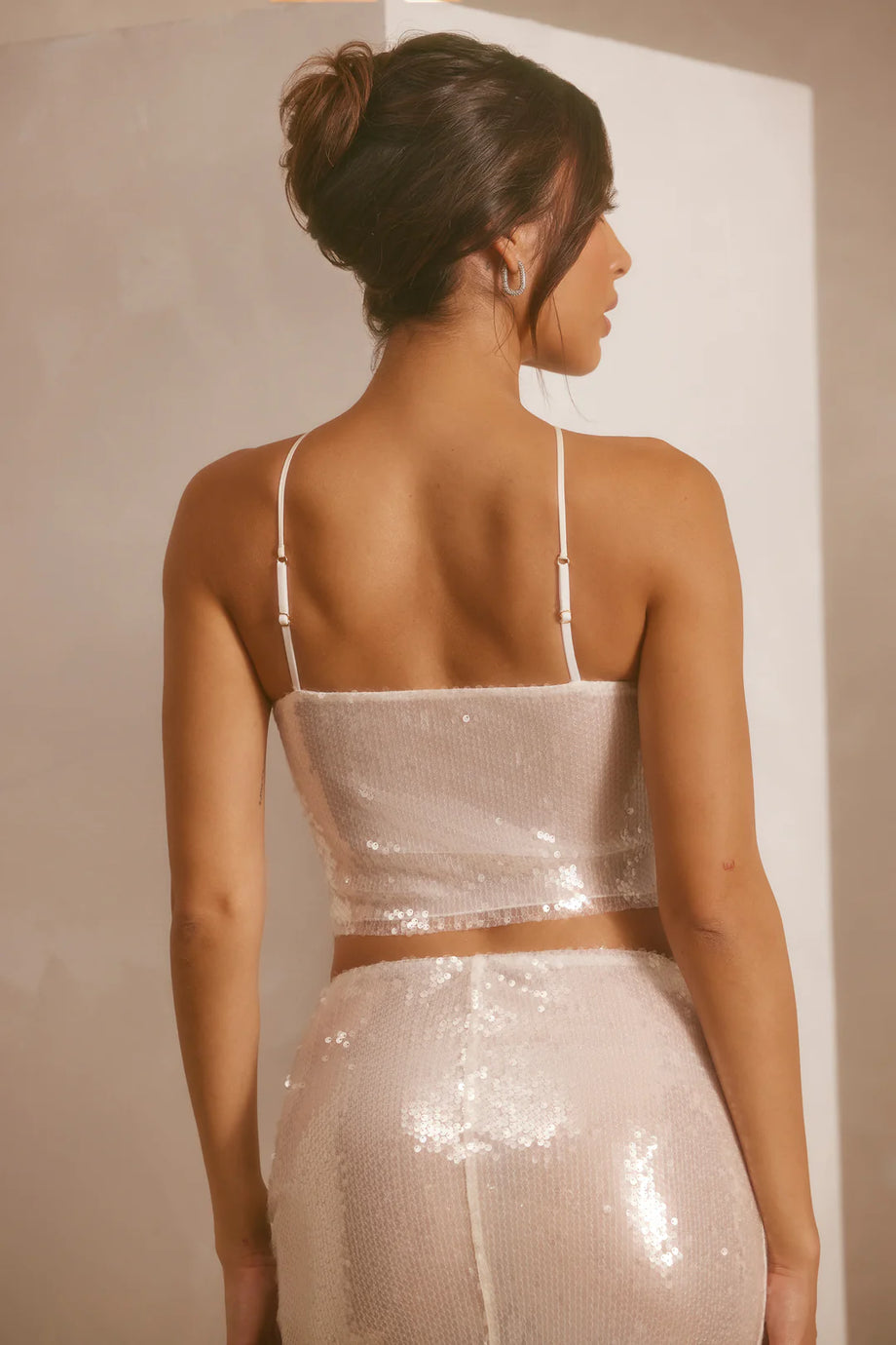 بلوزة قصيرة بفتحة عنق شفافة بالترتر الشفاف باللون الأبيض