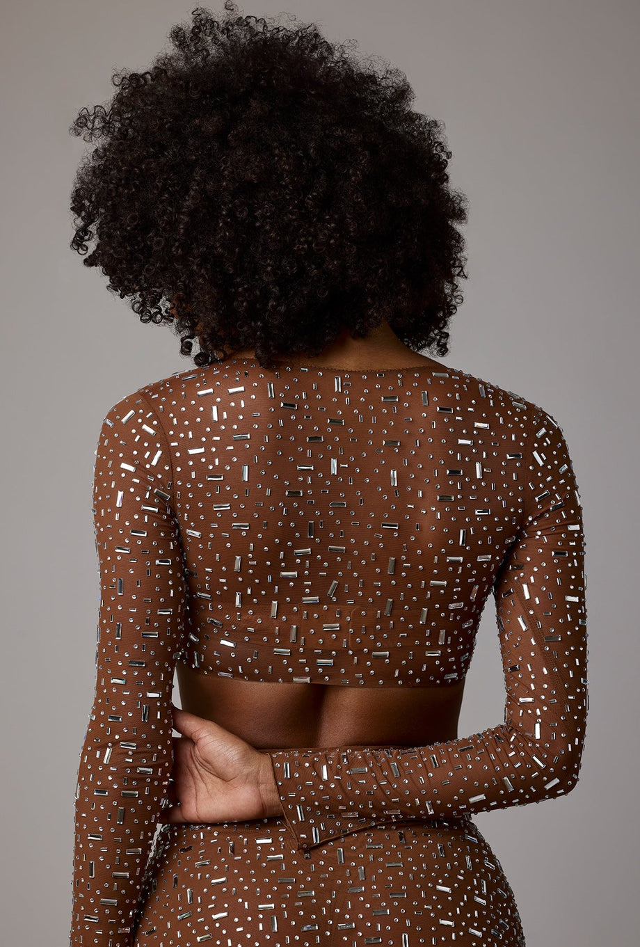 بلوزة قصيرة شفافة ومزخرفة بأكمام طويلة بلون الموكا