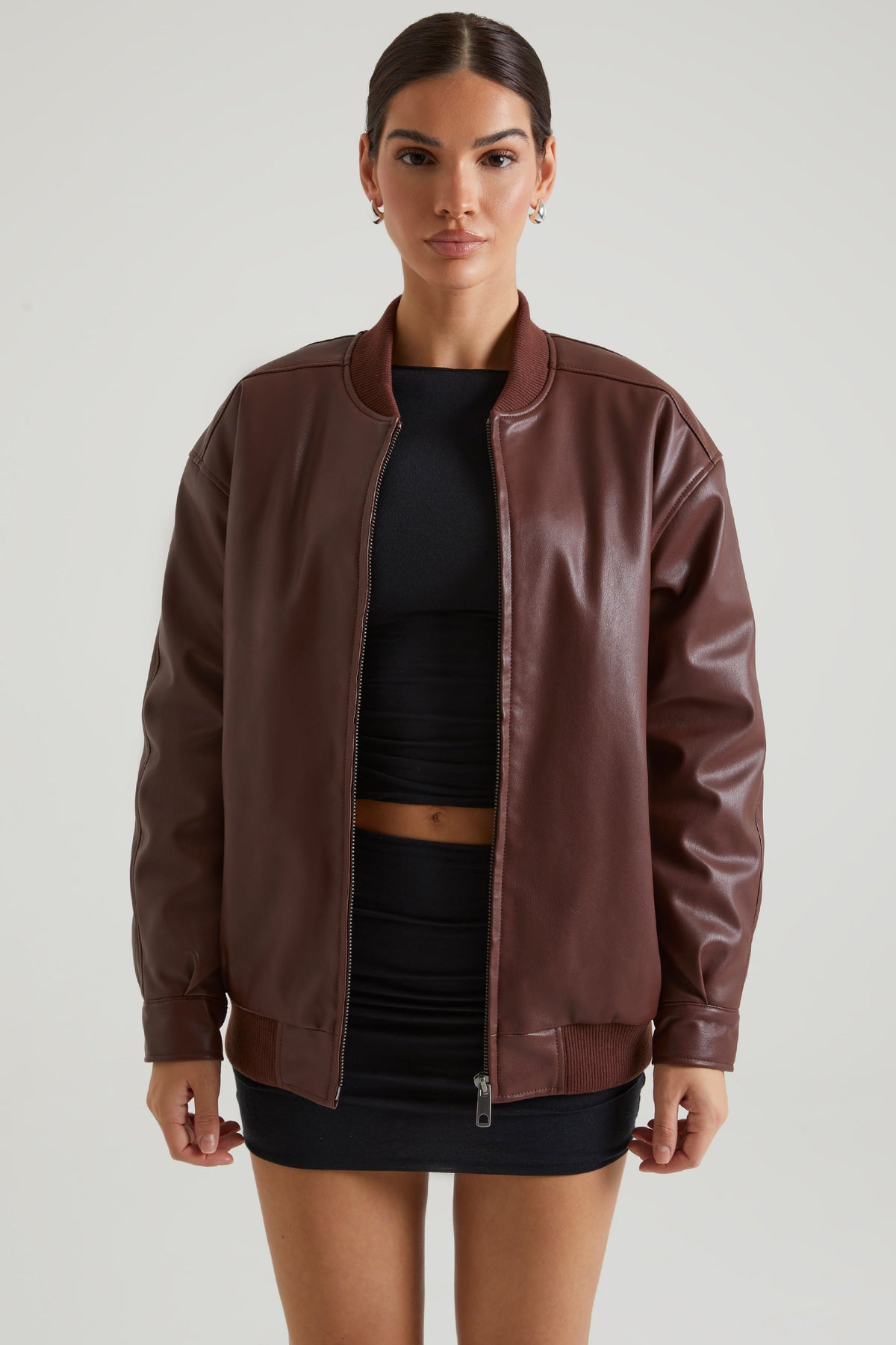 ⁣⁢جاكيت من الجلد الصناعي بلون بني⁤⁣