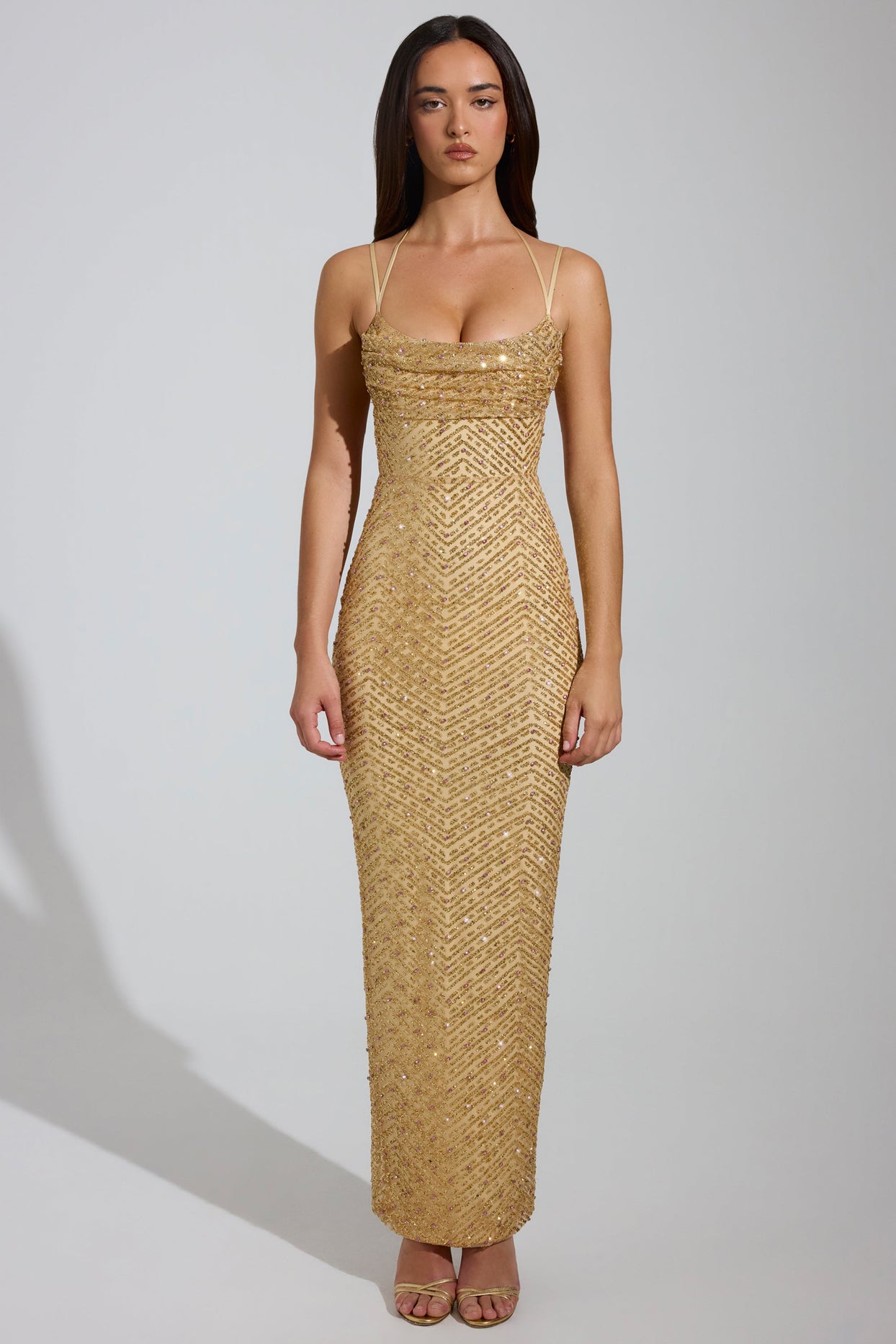 فستان ماكسي مزين بفتحة رقبة واسعة باللون الذهبي