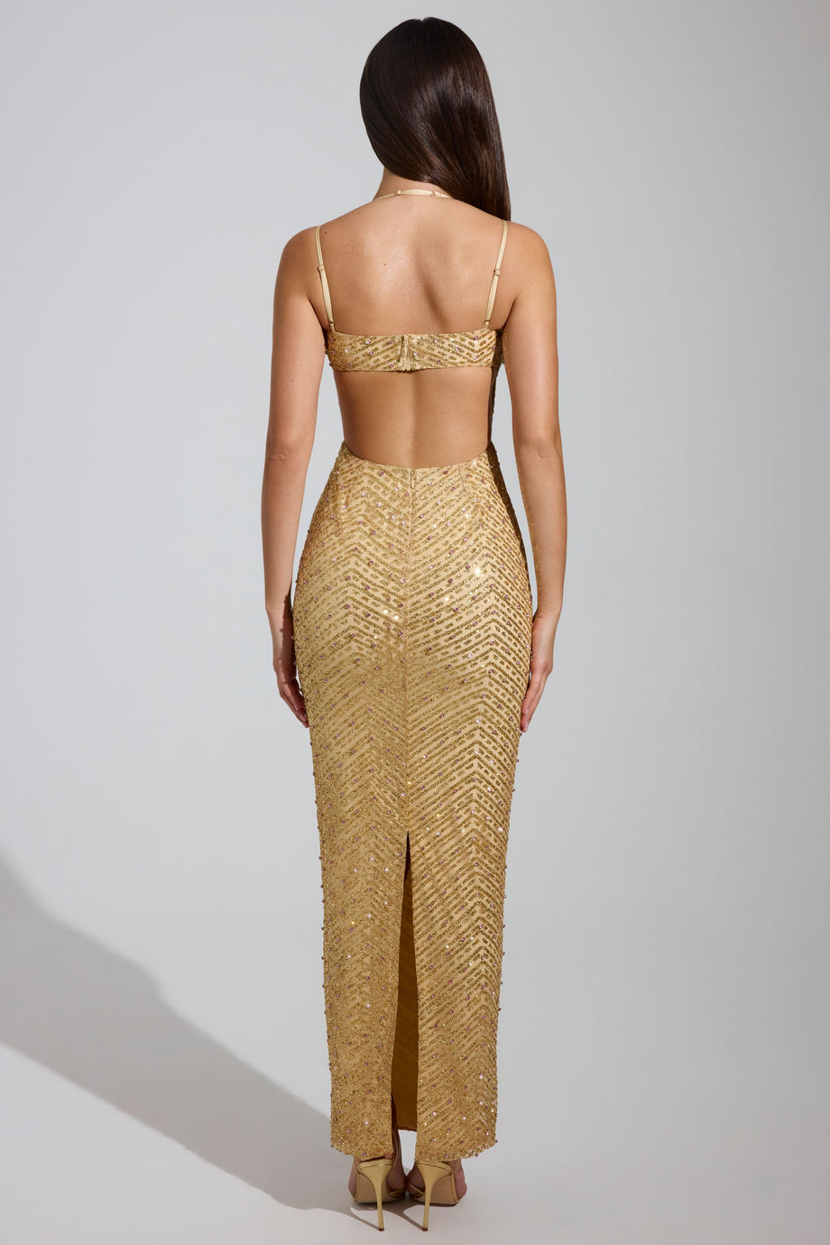 فستان ماكسي مزين بفتحة رقبة واسعة باللون الذهبي