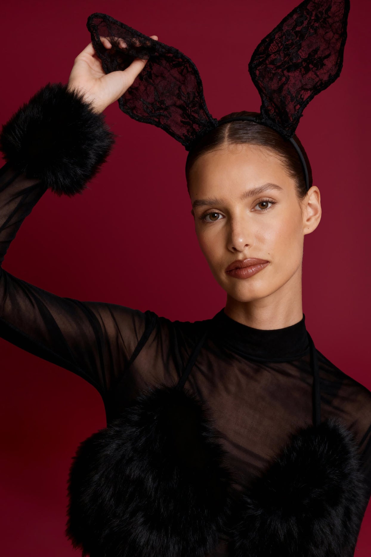 عصابة رأس سلكية من الدانتيل باللون الأسود