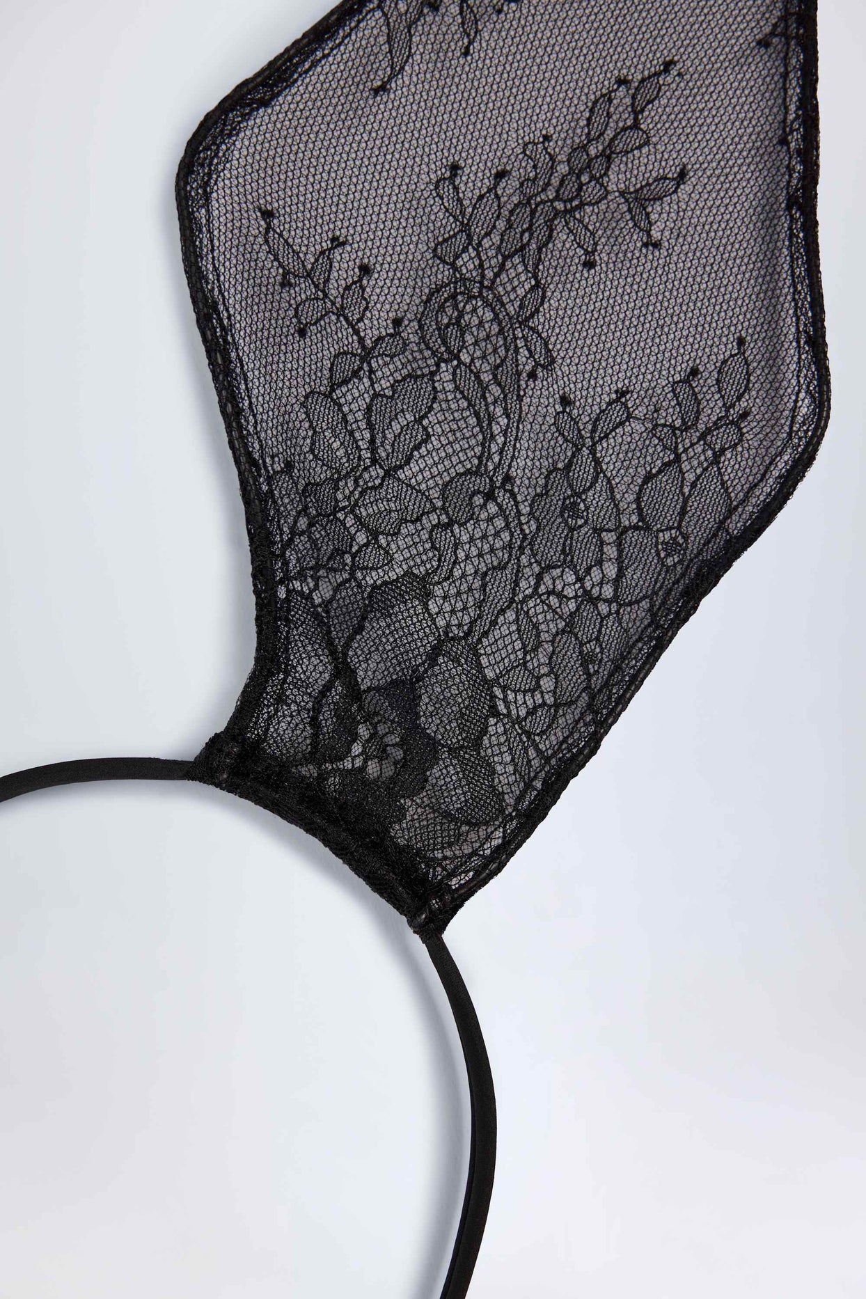 عصابة رأس سلكية من الدانتيل باللون الأسود