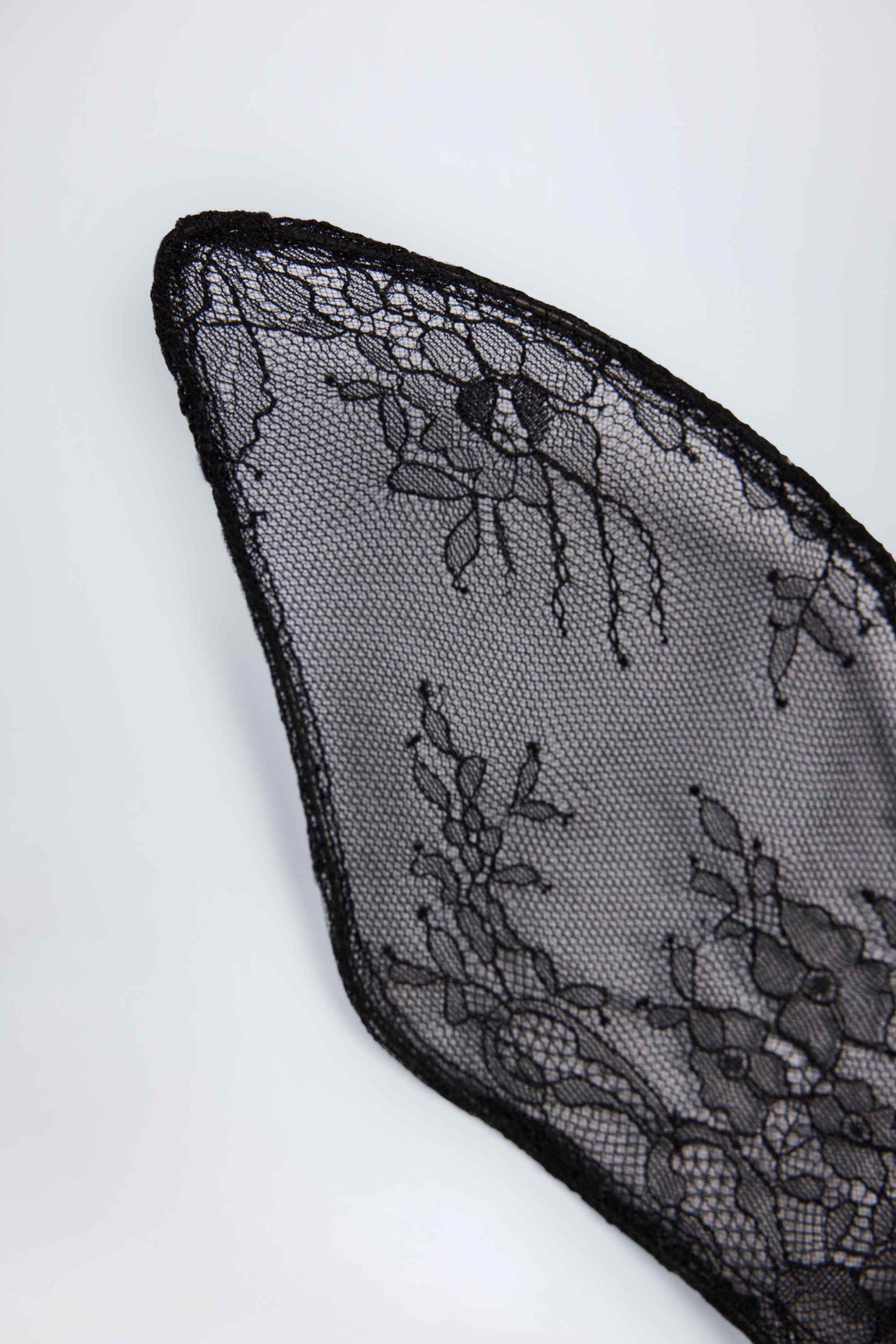 عصابة رأس سلكية من الدانتيل باللون الأسود