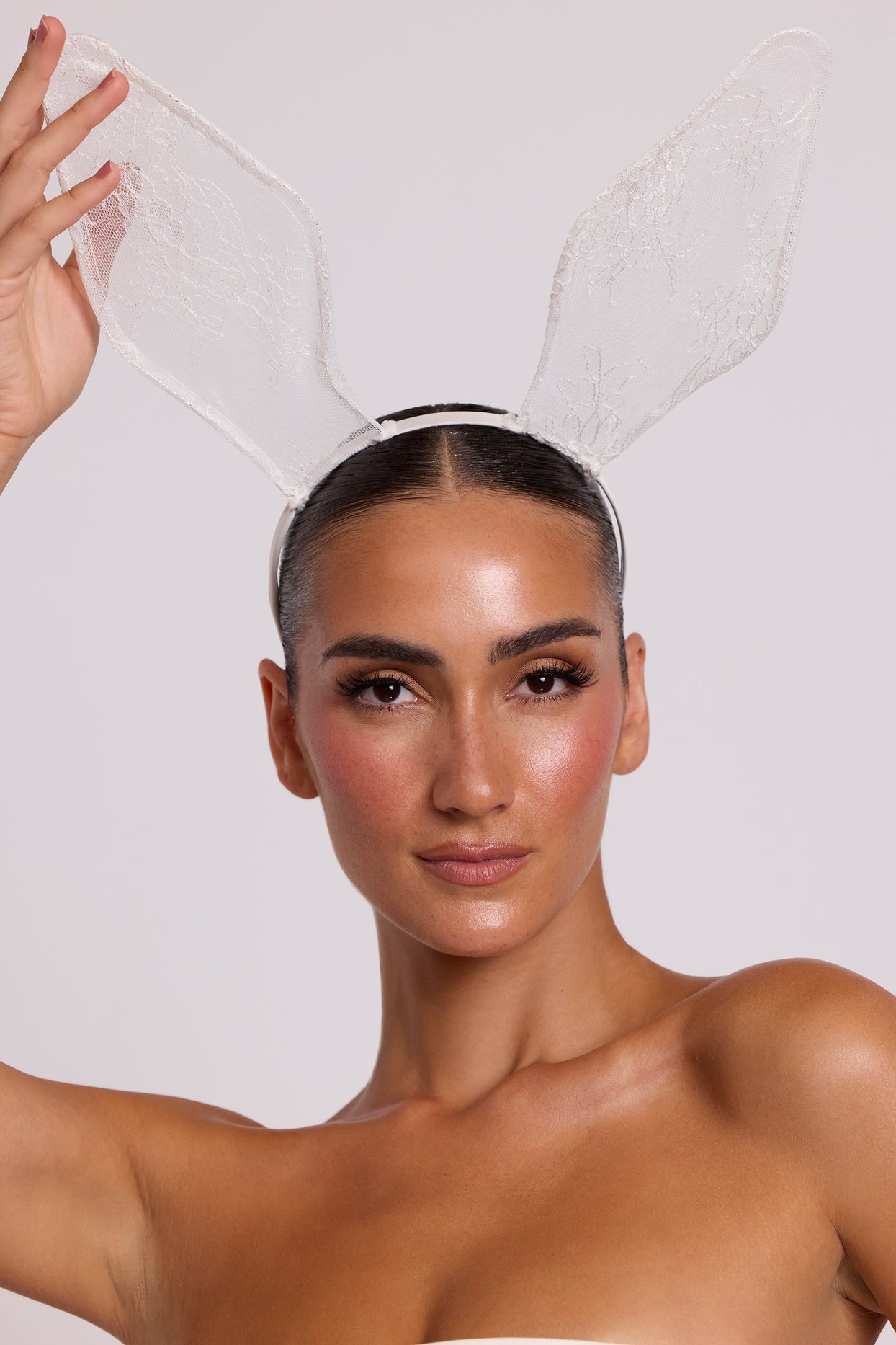 Wired Lace Bunny Ears in White