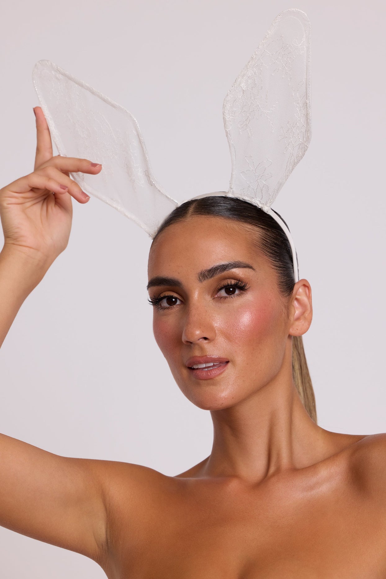 Wired Lace Bunny Ears in White