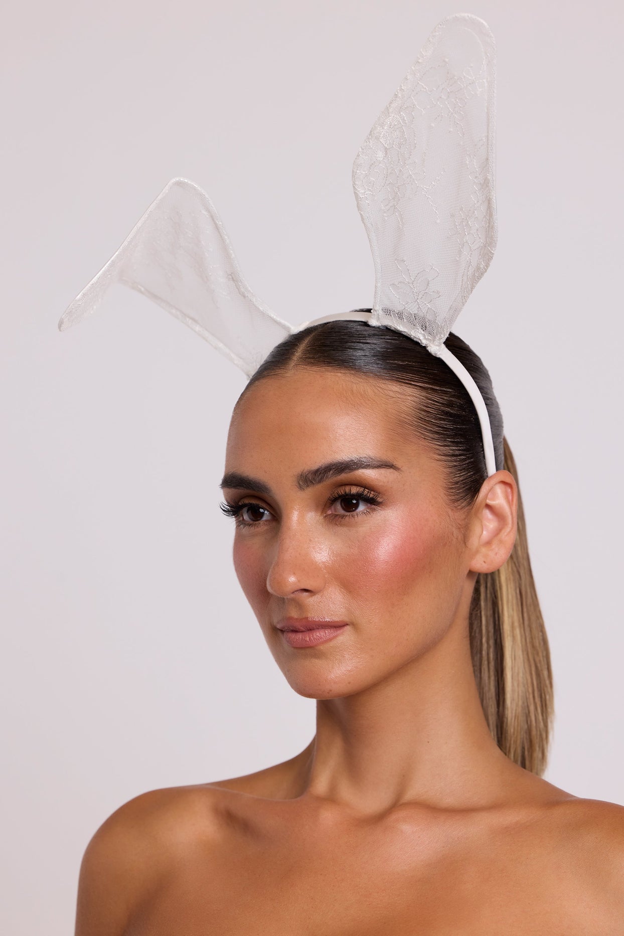 Wired Lace Bunny Ears in White